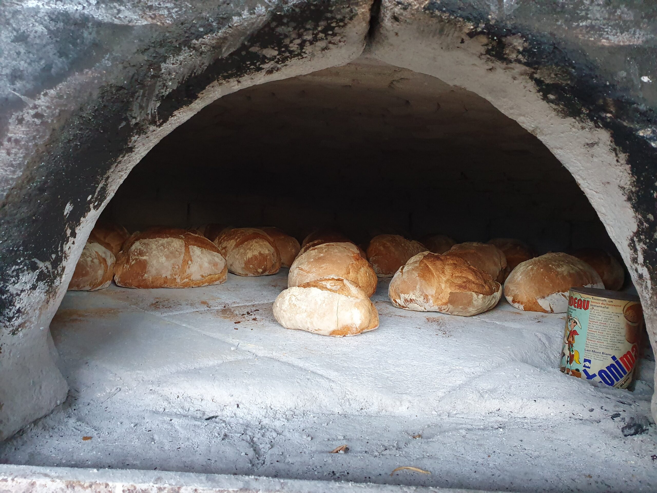 broodoven met bruingebakken brood